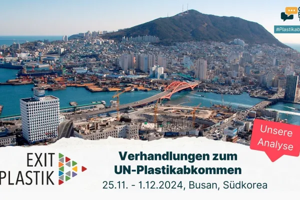 Blick auf Busan, Korea, Beschriftung mit Texten und Informationen zum UN-Plastikabkommen